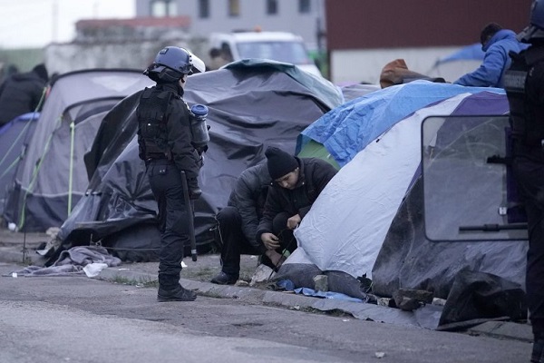خشونت و نژادپرستی شدید پلیس فرانسه با امدادگران و پناهندگان + تصاویر