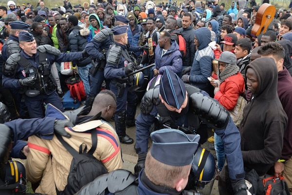 خشونت و نژادپرستی شدید پلیس فرانسه با امدادگران و پناهندگان + تصاویر