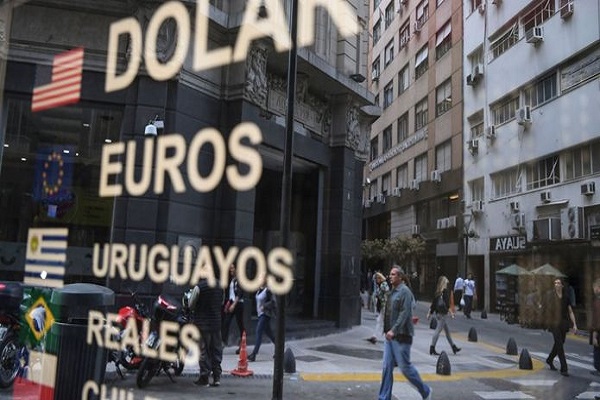 محدود کردن خرید ارز خارجی در آرژانتین به دلیل حمایت از اقتصاد