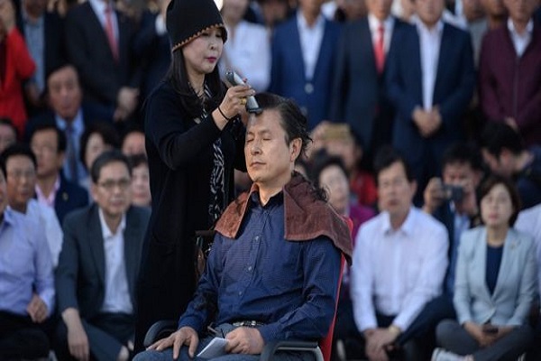 سیاستمداران کره جنوبی در اعتراض به فساد دولت موی سر خود را می تراشند!
