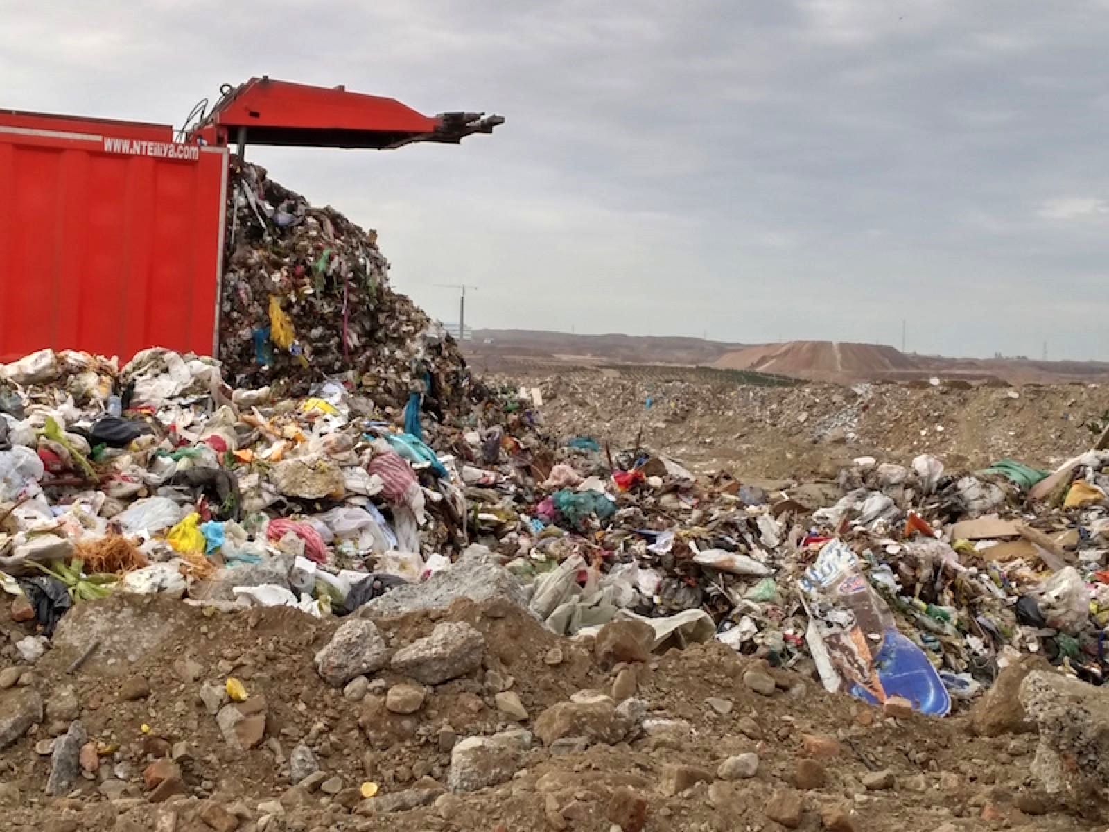 سلامتی مردم زیر تیغ دفن روزانه ۱۸۰۰ تن زباله در حلقه دره کرج