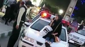 بازداشت پزشک البرزی که روی خودرو پلیس کشف حجاب کرد/ حکم دادگاه: انجام دو زایمان رایگان در هر ماه به جای حبس