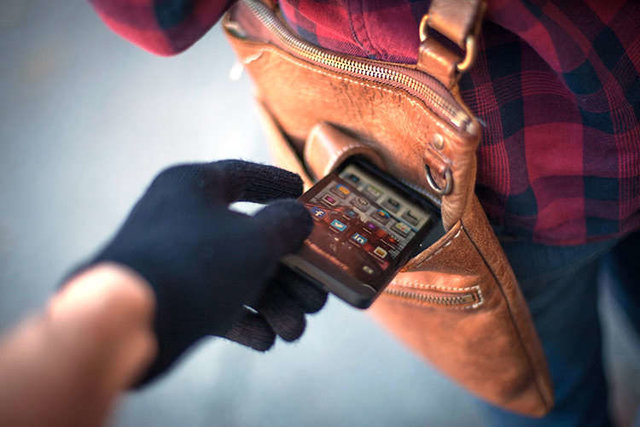انهدام باند سارقان موبایل قاپ در کرج/ 15 دستگاه انواع گوشی سرقتی کشف شد