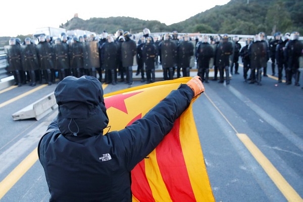 رفتار خشونت آمیز پلیس فرانسه با معترضان مسالمت آمیز