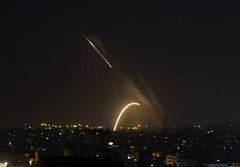 زخمی شدن ده‌ها فلسطینی در کرانه باختری/اسرائیل مدعی شلیک موشک از سمت غزه شد