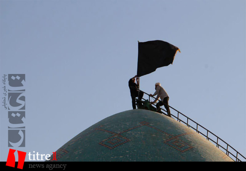تعویض پرچم گنبد آستان مقدس امامزاده محمد (ع) کرج در پیشواز محرم تعویض شد + تصاویر
