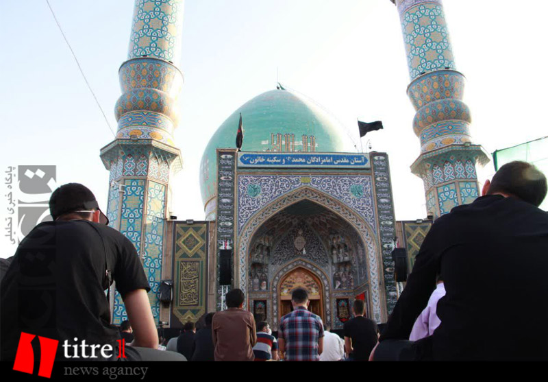 تعویض پرچم گنبد آستان مقدس امامزاده محمد (ع) کرج در پیشواز محرم تعویض شد + تصاویر