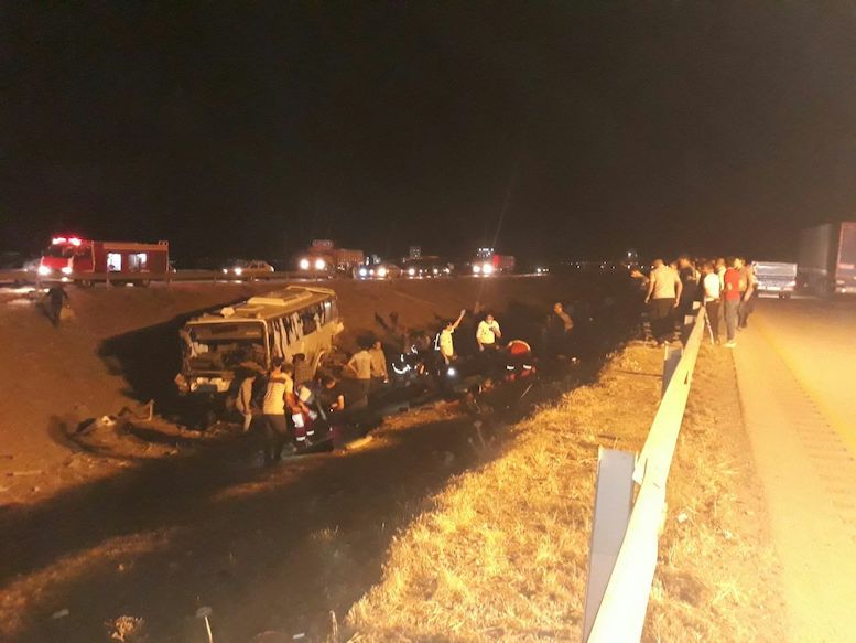 تصادف اتوبوس با تریلی در اتوبان کرج-قزوین، 3 نفر را به کام مرگ برد/ 8 مسافر مصدوم و به بیمارستان های البرز منتقل شدند