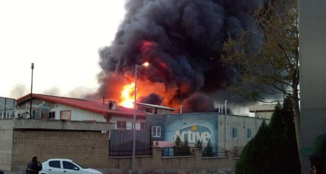 آتش‌ سوزی گسترده در کارخانه اکتیو مهار شد/حادثه خسارت جانی نداشت