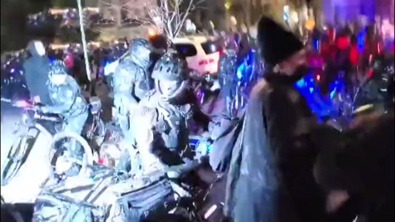 حمله وحشیانه پلیس آمریکا به معترضان در نیویورک + فیلم