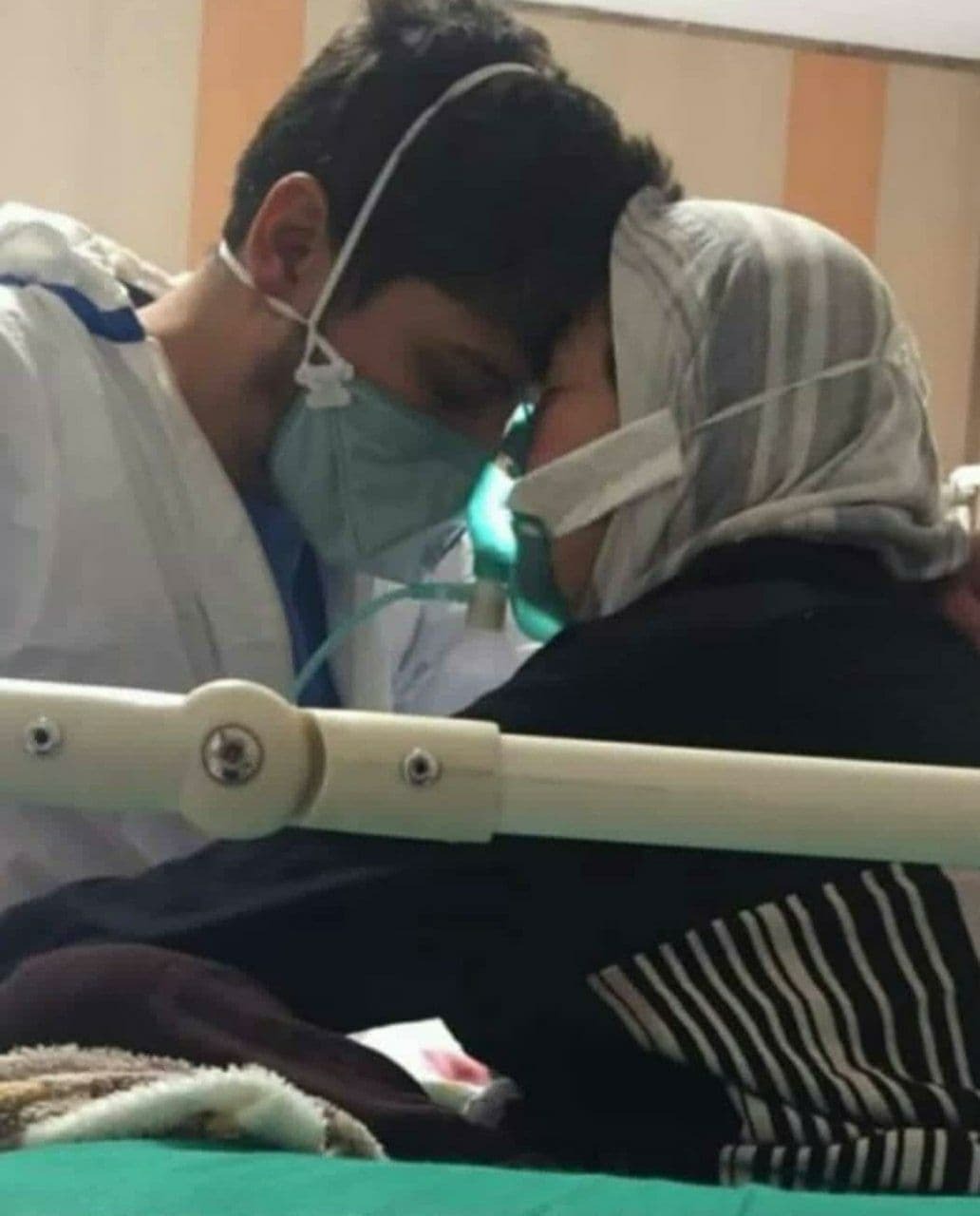 تصویری جانسوز از آخرین وداع پرستار ایرانی با مادر خود