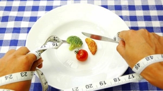 عوارض خطرناک رژیم‌های غذایی غیر علمی و خودسرانه را جدی بگیرید
