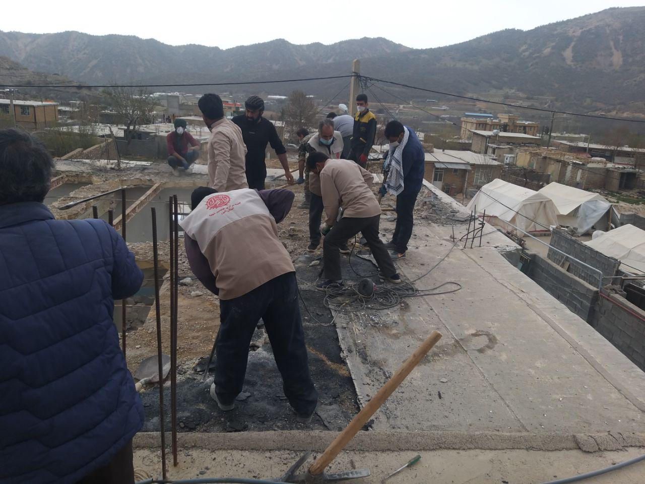 خدمات جهادی خادمین شهدای استان البرز در سی سخت/ کمک به زلزله زدگانی که ۴۰ روز سقف آنها چادر بود