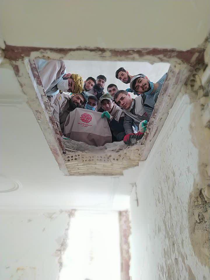 خدمات جهادی خادمین شهدای استان البرز در سی سخت/ کمک به زلزله زدگانی که ۴۰ روز سقف آنها چادر بود