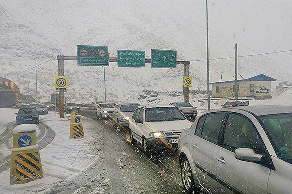 آغاز بارش برف در جاده چالوس/ ترافیک در آزادراه تهران-کرج-قزوین سنگین است