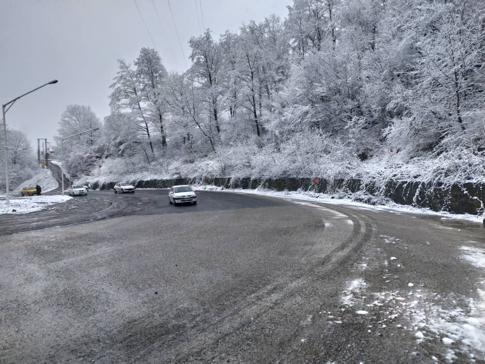 مسیر جاده کرج به چالوس به علت بارش شدید برف لغزنده است