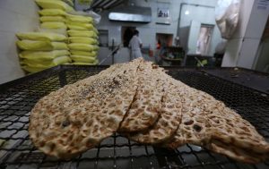 سهمیه آرد نانوایی های متخلف در فردیس قطع می شود/ کم فروشی و عرضه نان بی کیفیت