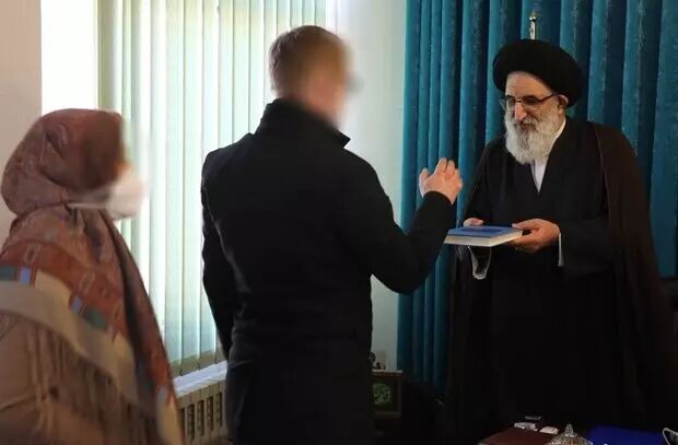 تشرف یک مسیحی آلمانی به دین اسلام در کرج/ یک جلد قران به این جوان اهدا شد