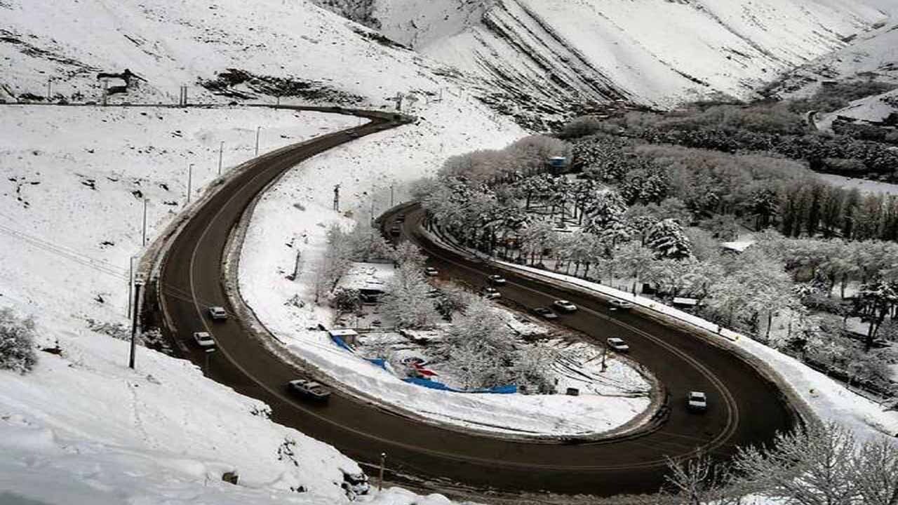 ترافیک سنگین در آزادراه قزوین - کرج/ بارش برف در محورهای البرز