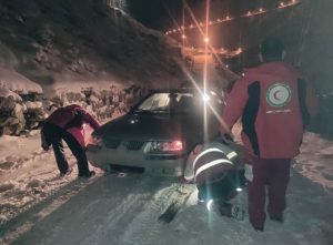 ۱۰۰ دستگاه خودرو گرفتار برف در راه های البرز رها سازی شدند