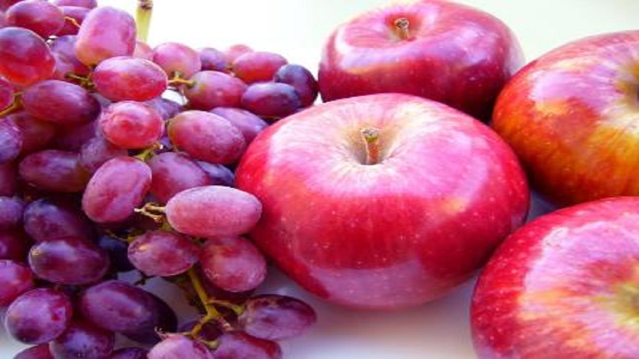 آیا مصرف سیب و انگور در کاهش وزن موثر است؟