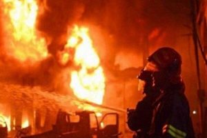 آتش سوزی کارخانه مبل سازی در کمالشهر مهار شد