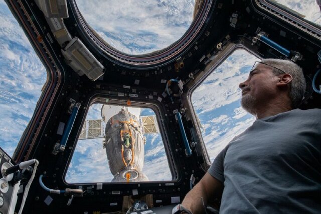 یک فضانورد آمریکا سوار بر فضاپیمای روسی به زمین بازمی‌گردد