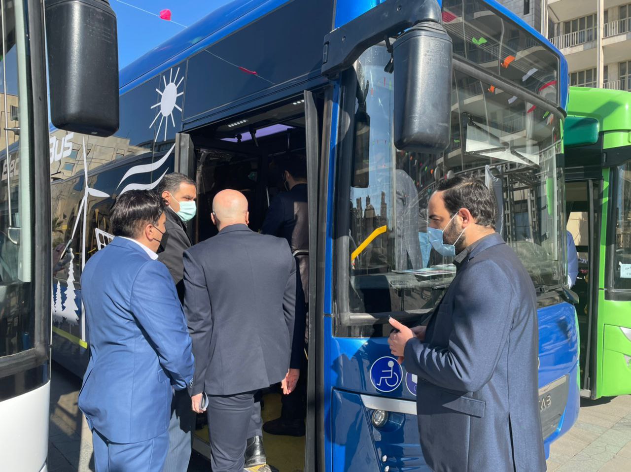 شهردار تهران از اتوبوس برقی زیما بازدید کرد