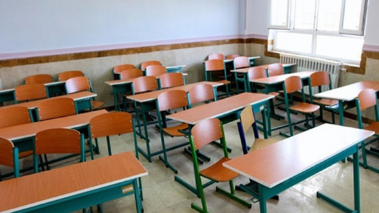 معلم البرزی اندوخته خود را به مدرسه سازی اهدا کرد