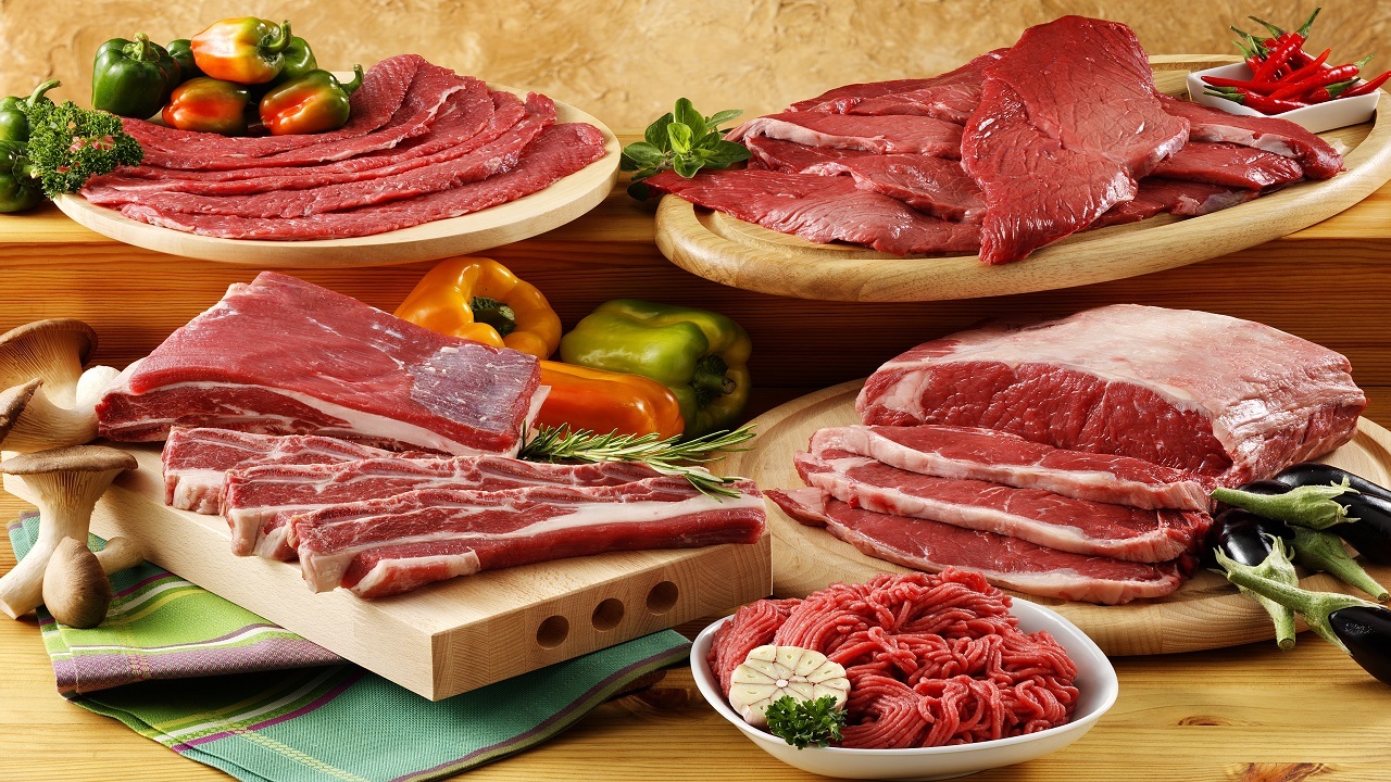 توزیع گوشت گرم گوسفندی و گوساله با نرخ مصوب در بازار آغاز شد