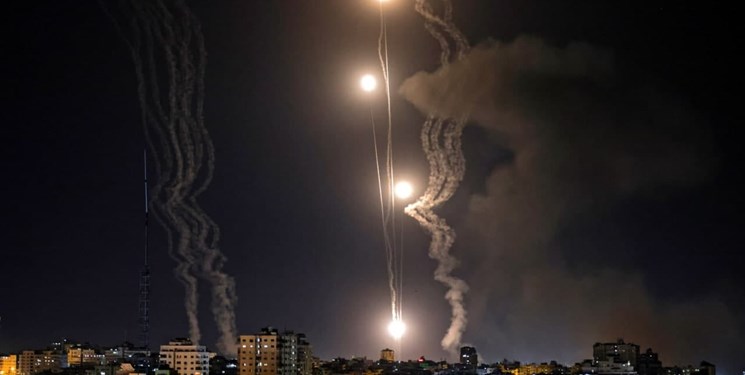 شلیک بیش از ۱۰۰۰ راکت و موشک از نوار غزه/ ۵ صهیونیست به هلاکت رسیدند