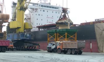 تخلیه دو کشتی حامل کالای اساسی در بندر شهیدرجایی بندرعباس