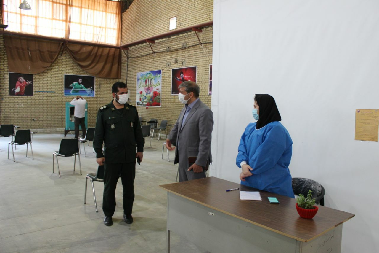 فرمانده ناحیه مقاومت بسیج ساوجبلاغ به همراه مدیر شبکه بهداشت از مراکز واکسیناسیون بازدید کردند