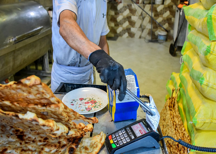 کم فروشی، گرانفروشی و فروش اجباری نان کنجدی در ۳۰ درصد نانوایی های البرز/ با دستور دادستانی کرج سهمیه آرد متخلفان قطع می شود