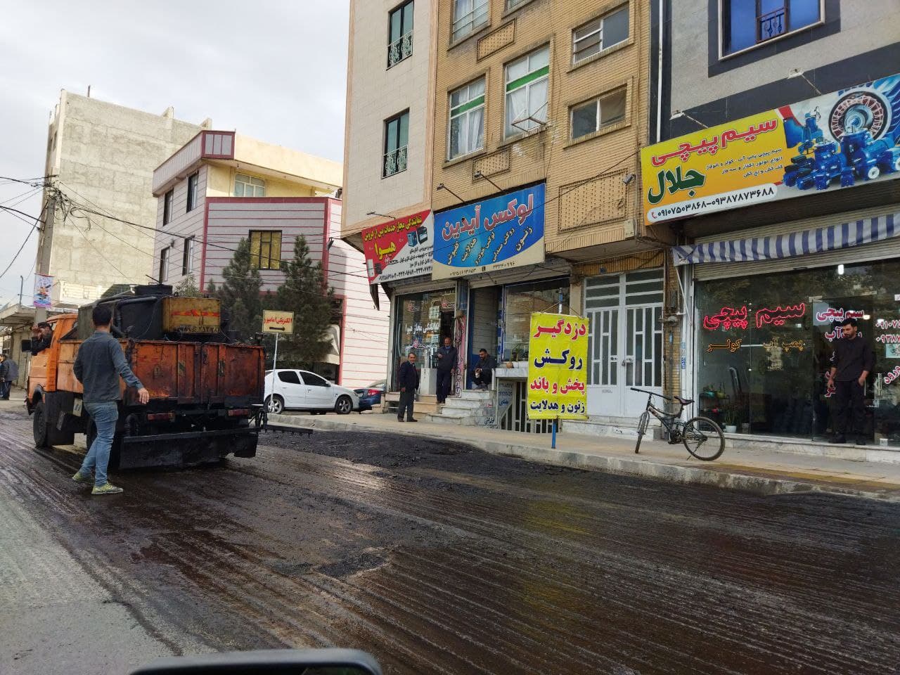 عملیات قیر ریزی خیابان فرهنگ در مهرشهر کرج آغاز شد/ صدای اعتراض رانندگان تاکسی و کسبه به شهرداری رسید