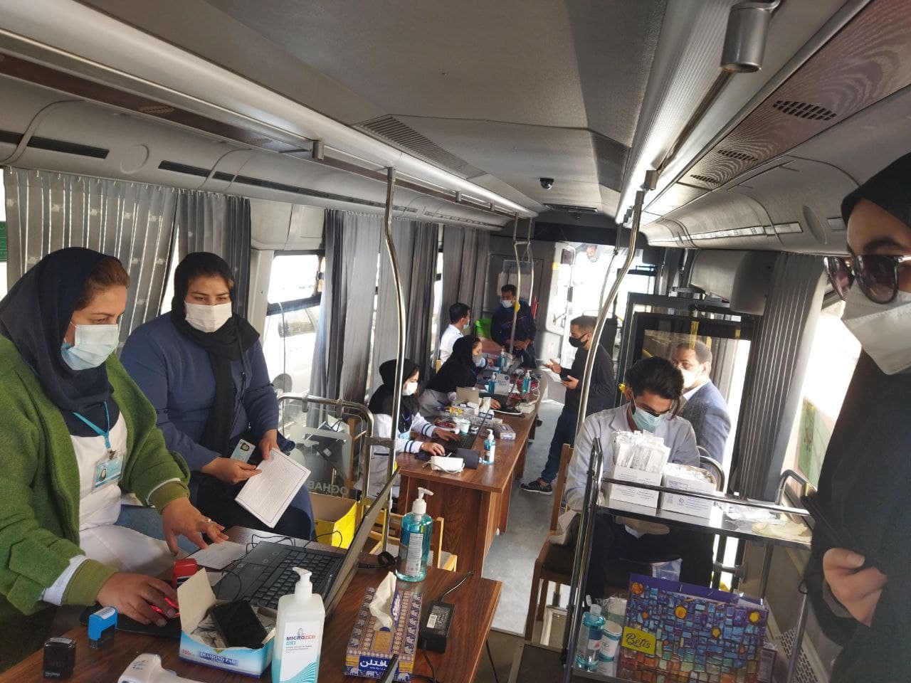 واکسیناسیون کرونا با اتوبوس سیار در حاشیه شهر مهرشهر آغاز شد