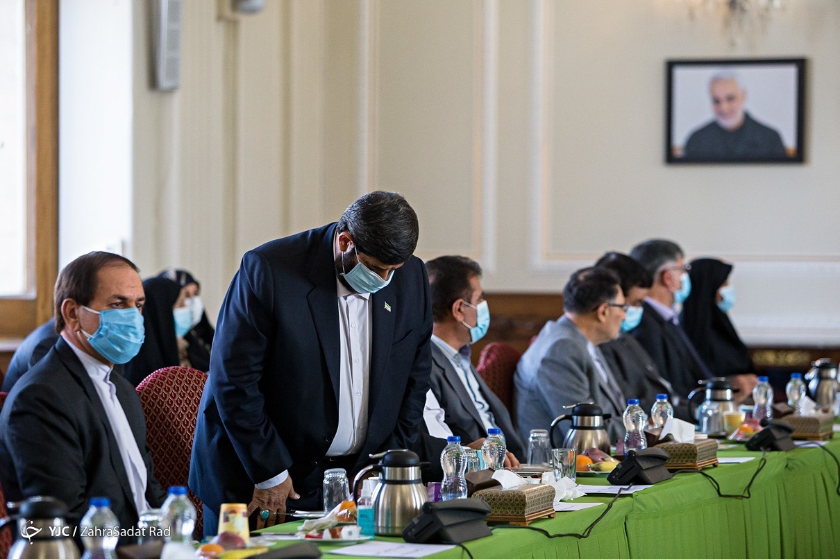 توضیح نماینده مجلس در مورد نماز خواندنش در محل نشست با وزیر امور خارجه