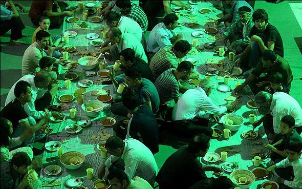 پخت و توزیع «غذاهای تلیتی» توسط یزدی‌ها در ماه میهمانی خدا