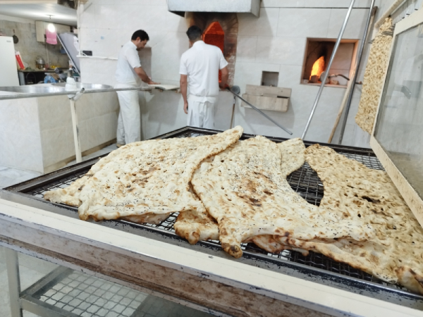تهیه وتوزیع نان نذری با طعم مهربانی در شهرکوهسار + فیلم و تصاویر