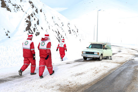 رهاسازی ۱۵۰ خودرو گرفتار در برف البرز