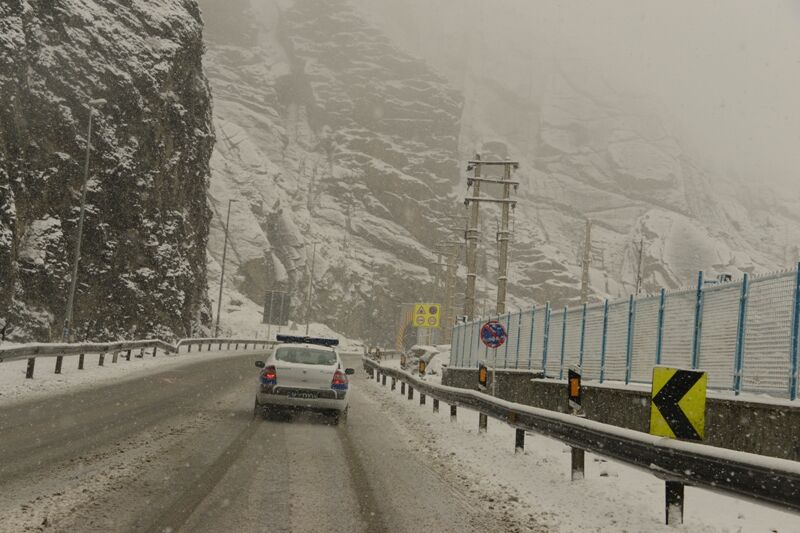 علی رغم بارش برف گره ترافیکی در راه های البرز نداریم/ احتمال انسداد محور کندوان