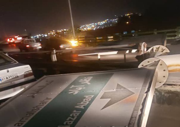 سقوط تابلوی راهنمایی و رانندگی بر روی خودرو در کرج + تصاویر