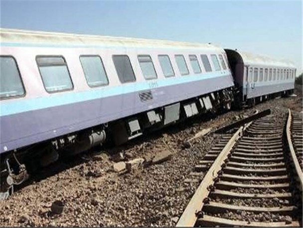 قطار مسافربری مشهد - یزد در طبس از ریل خارج شد/ آمار فوتی‌های حادثه به ۱۰نفر رسید