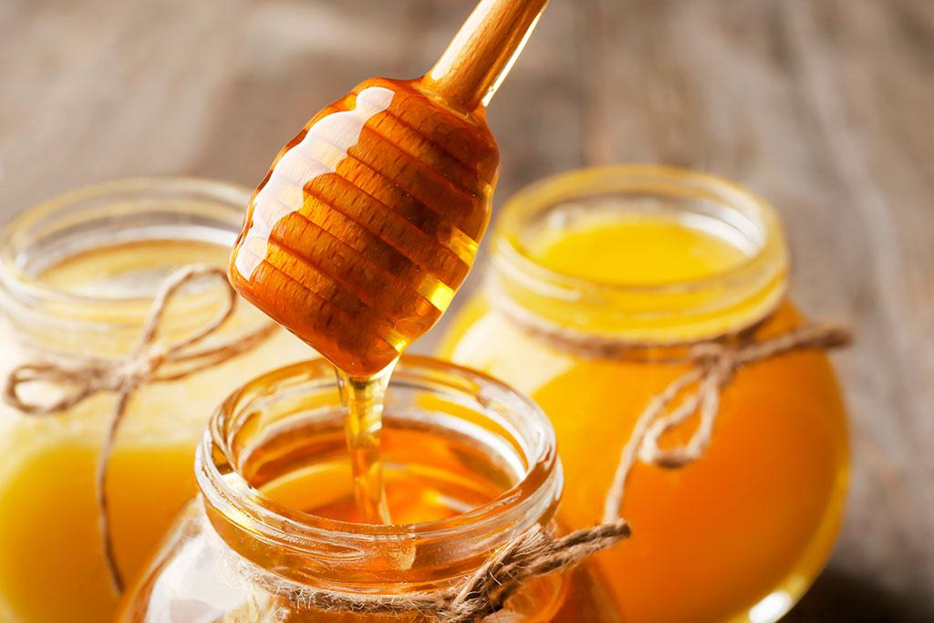 عسل، بهترین روش درمان آکنه است/ از خواص بی نظیر عسل برای پاکسازی و جوانسازی پوست غافل نشوید