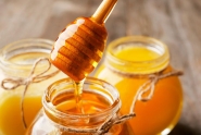 عسل، بهترین روش درمان آکنه است/ از خواص عسل برای جوانسازی پوست غافل شد