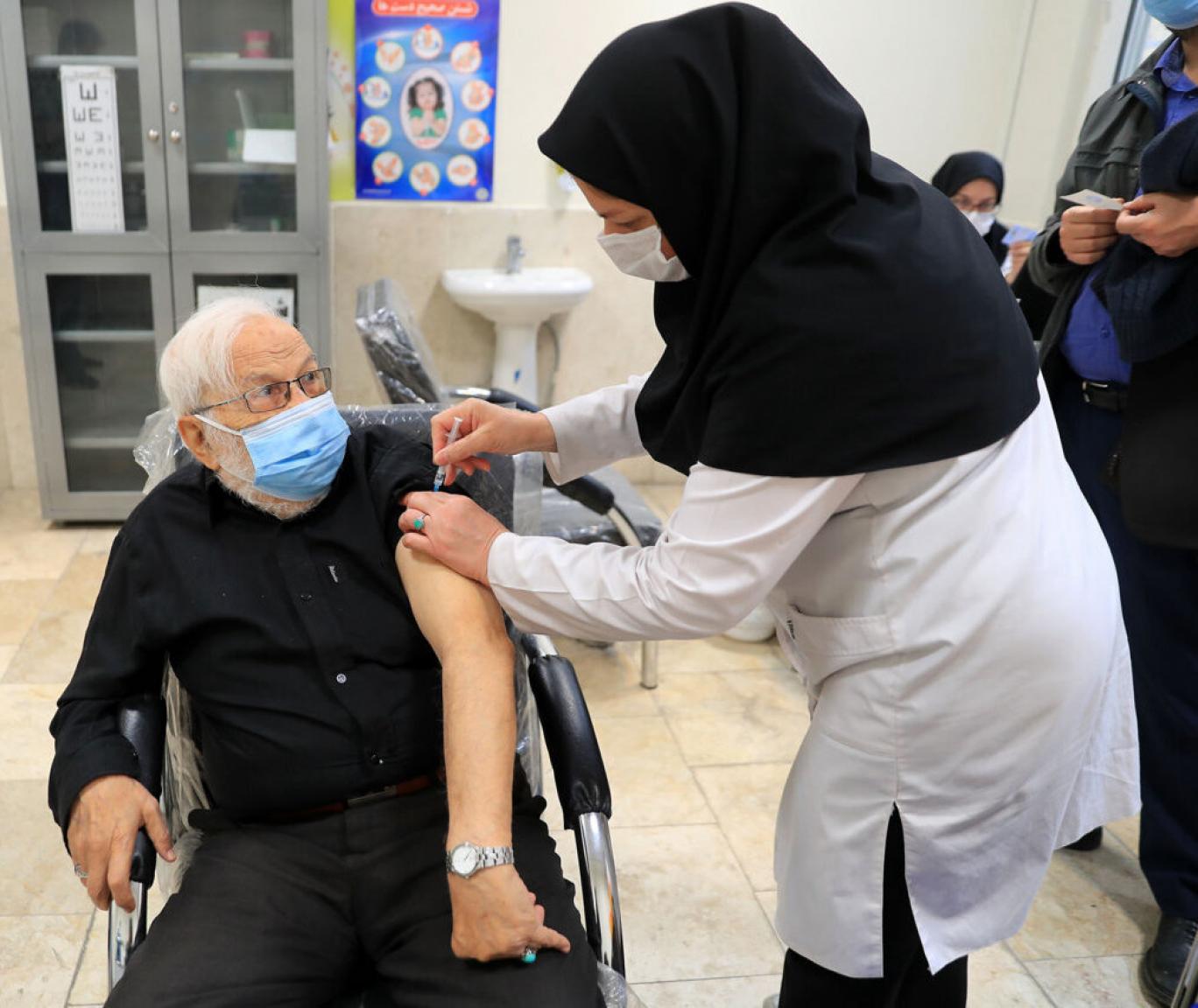واکسیناسیون و نجات جان ۲۵۰ هزار ایرانی در سال/ ۲ سال و نیم مبارزه همزمان با «کرونا» و «تحریم دارو و واکسن»!