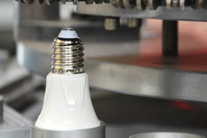 البرز با تولید لامپ های LED مصرف برق را ۷۵ درصد کاهش داد/ جوانانی که کشور را از تاسیس نیروگاه جدید بی نیاز می کنند