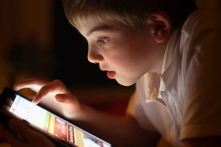 نور آبی موبایل به چشم کودک آسیب جدی می زند/ والدین بازی های حقیقی را جایگزین تلفن همراه کنند//خبر تولیدی//