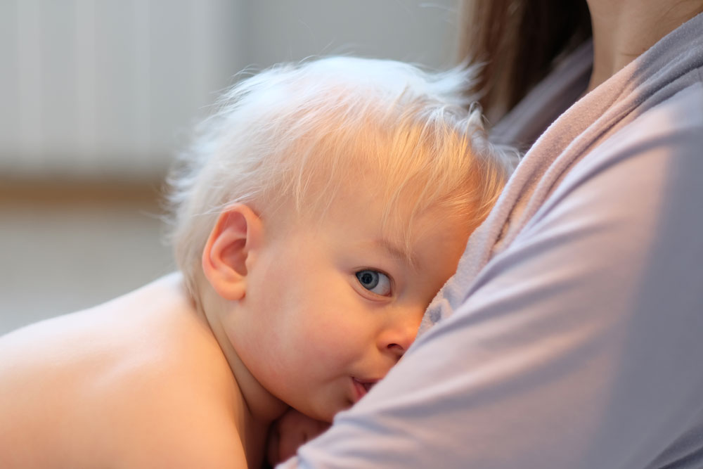 رشد کودک در گرو تغذیه با شیر مادر تا دو سالگی است/ والدین از غربالگری ۵ گانه غافل نشوند