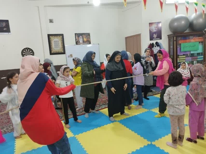مسابقه ورزشی بین مادران و دختران در کرج برگزار شد
